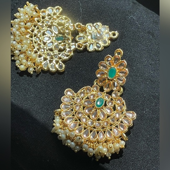 Gold Plated Kundan Choker Necklace Set with Earrings & Maang Tikka - Picture 3 of 6